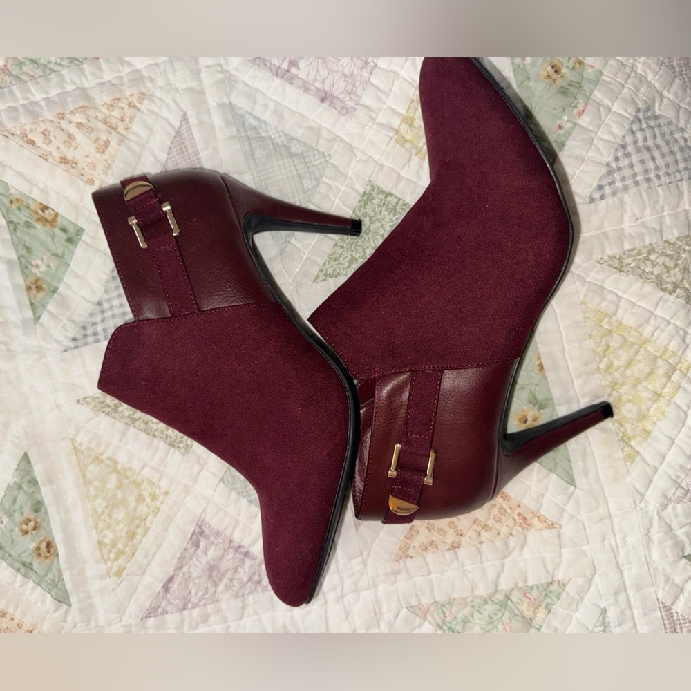 Ellen Tracy Burgundy Ankle Booties Heeled - Picture 1 of 9
